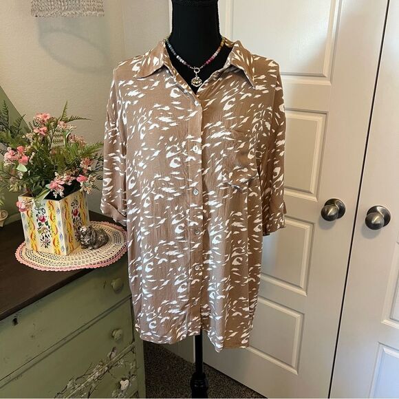Jodifl Boutique Tan White Animal Style Print Short Sleeve Button Up Blouse Sz L - Picture 2 of 11